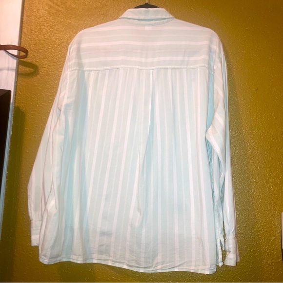 Women’s Old Navy button down shirt. - Picture 4 of 4